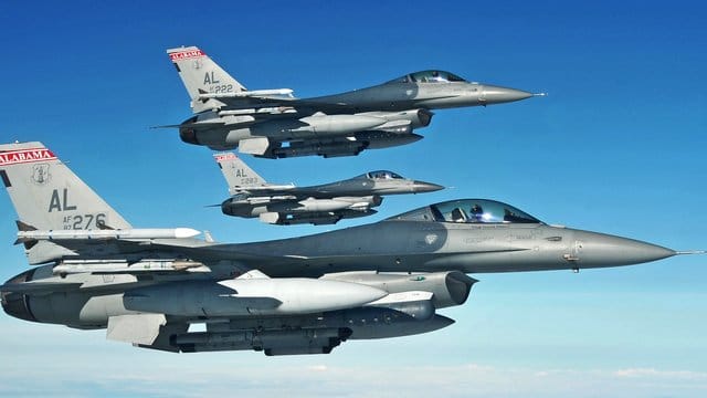 Angesichts der Auftragszahlen für Kampfflugzeuge ist davon auszugehen, dass diese in der näheren Zukunft der Exportschlager der US-Waffenindustrie bleiben. Angesichts der Auftragszahlen für Kampfflugzeuge ist davon auszugehen, dass diese in der näheren Zukunft der Exportschlager der US-Waffenindustrie bleiben.