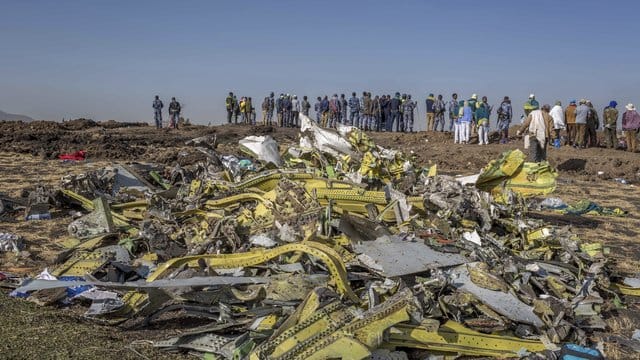 Überreste des Flugzeugwracks der Ethiopian Airlines werden am Absturzort gesammelt. Überreste des Flugzeugwracks der Ethiopian Airlines werden am Absturzort gesammelt.