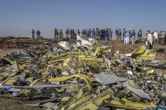 Überreste des Flugzeugwracks der Ethiopian Airlines werden am Absturzort gesammelt.