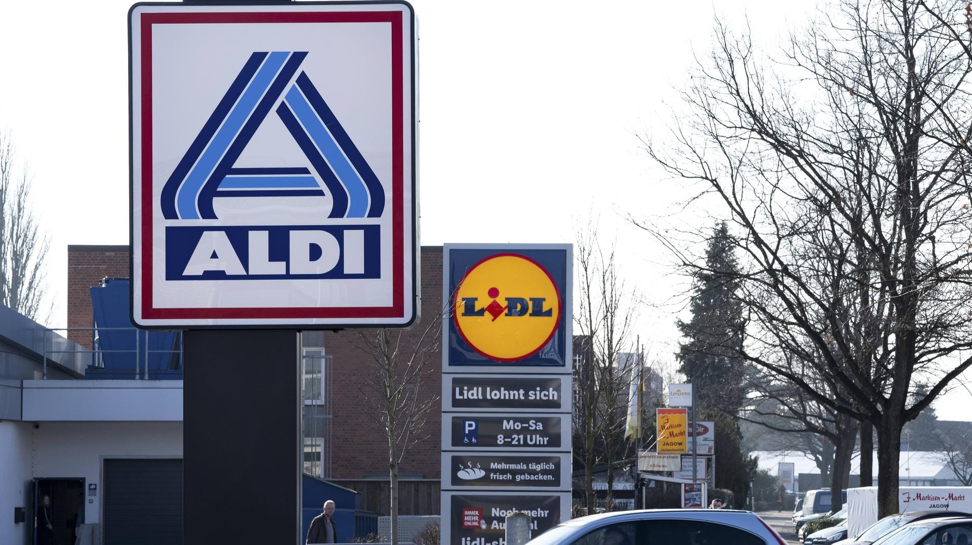 Aldi und Lidl: Anfang Februar hat Aldi die Preise für Markenartikel gesenkt – und so den Preiskampf entfacht.