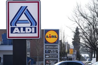 Aldi und Lidl: Anfang Februar hat Aldi die Preise für Markenartikel gesenkt – und so den Preiskampf entfacht.