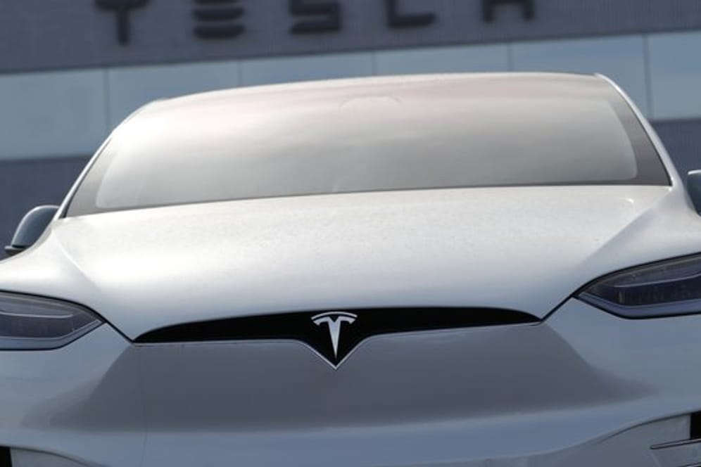 In den Tesla-Shops wird es weiterhin Fahrzeuge für Testfahrten geben.