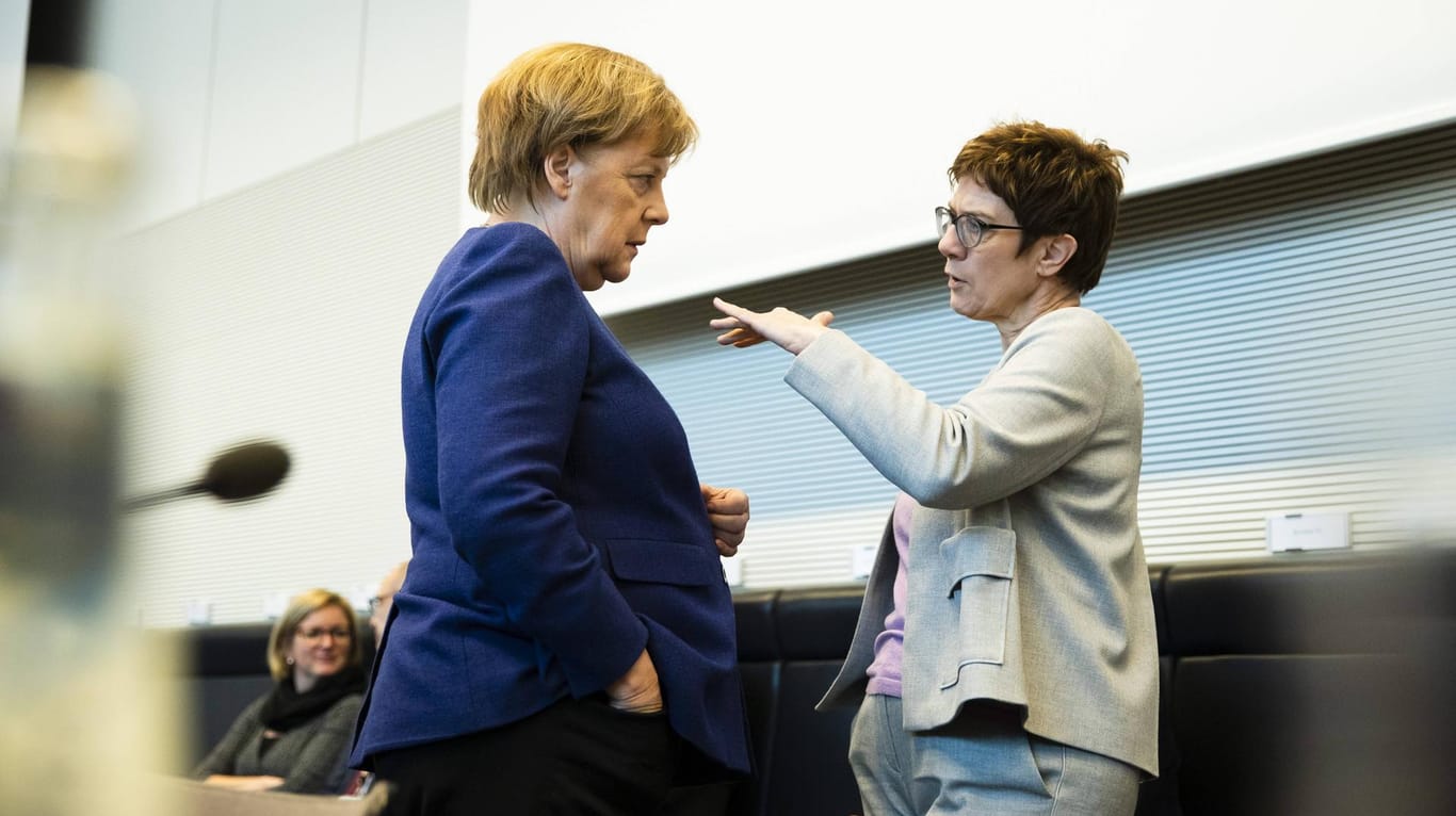 Annegret Kramp-Karrenbauer (R) spricht mit Angela Merkel (L) im Bundestag: Aus der Werteunion kommen Forderungen nach einem Machtwechsel im Kanzleramt.