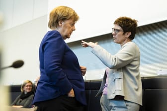 Annegret Kramp-Karrenbauer (R) spricht mit Angela Merkel (L) im Bundestag: Aus der Werteunion kommen Forderungen nach einem Machtwechsel im Kanzleramt.