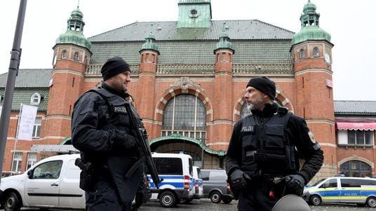 Polizeibeamte stehen vor dem Hauptbahnhof in Lübeck: Der Bahnhof wurde nach einer Bombendrohung evakuiert und der Zugverkehr eingestellt. Polizeibeamte stehen vor dem Hauptbahnhof in Lübeck: Der Bahnhof wurde nach einer Bombendrohung evakuiert und der Zugverkehr eingestellt.