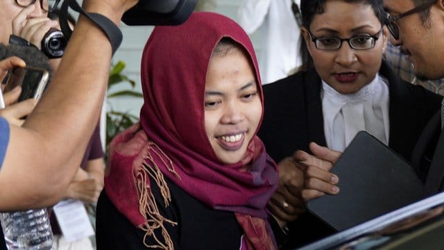 Siti Aisyah lächelt, während sie das Gericht verlässt. Siti Aisyah lächelt, während sie das Gericht verlässt.