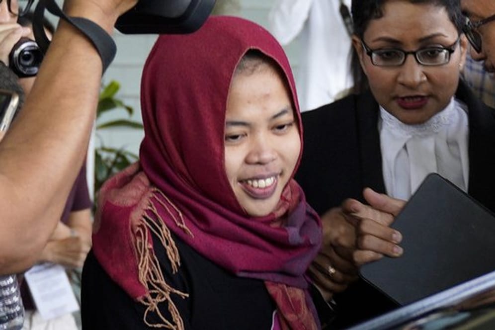 Siti Aisyah lächelt, während sie das Gericht verlässt.