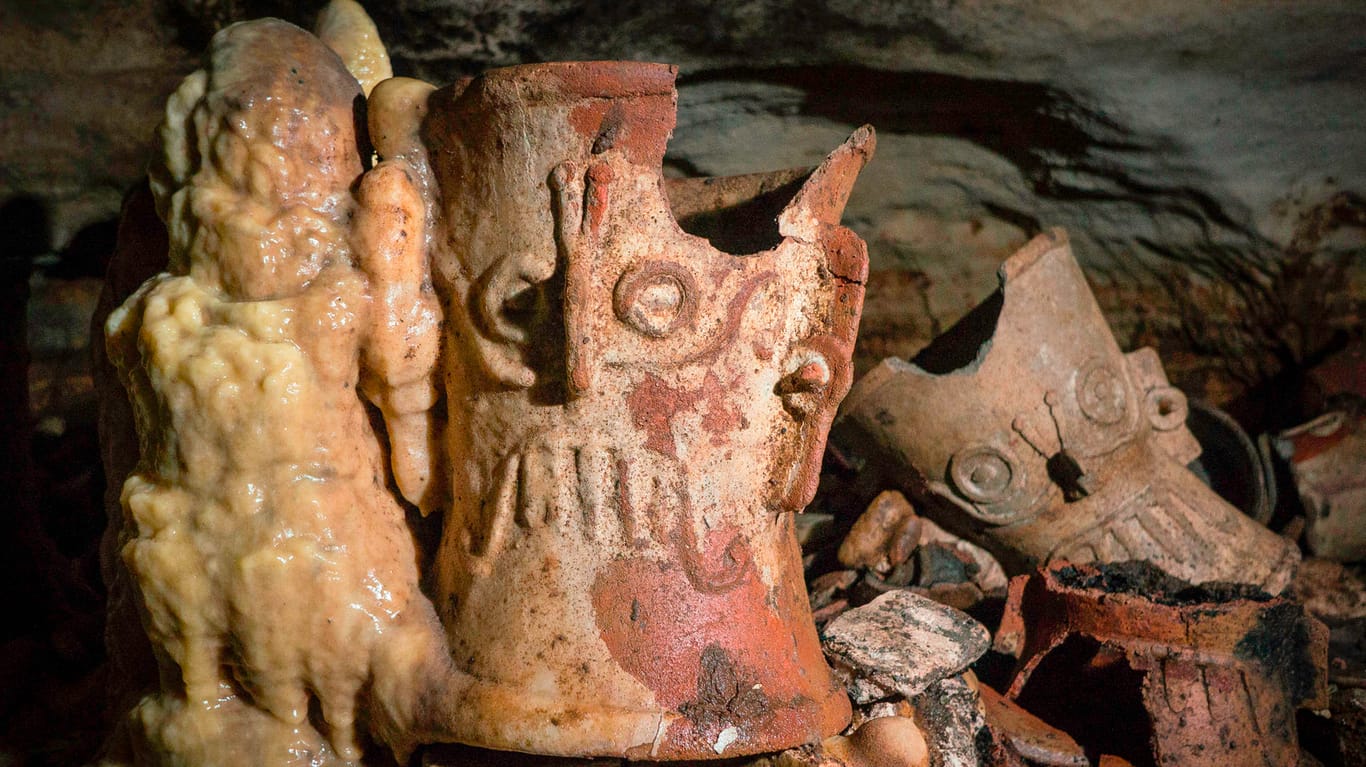 Mexiko, Chichen Itza: Mehr als 1.000 Jahre alte Gefäße und andere Objekte aus präkolumbischer Zeit, aufgenommen in der Balamku-Höhle in der berühmten Maya-Ruinenstadt.