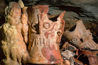 Mexiko, Chichen Itza: Mehr als 1.000 Jahre alte Gefäße und andere Objekte aus präkolumbischer Zeit, aufgenommen in der Balamku-Höhle in der berühmten Maya-Ruinenstadt.