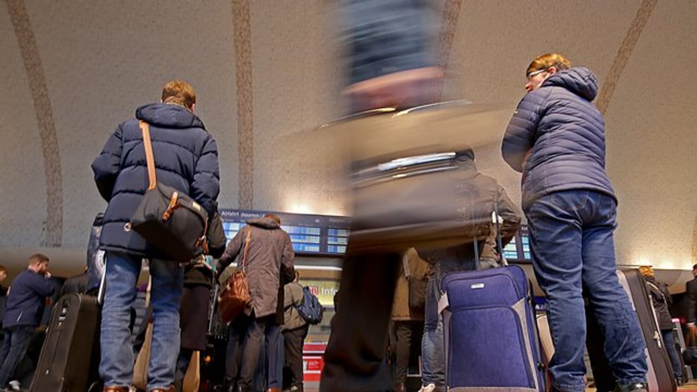 Zugausfälle: Bahnreisende in NRW müssen wegen des Sturmtiefs "Sabine" mit Ausfällen und verspäteten Zügen rechnen.