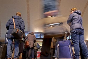 Zugausfälle: Bahnreisende in NRW müssen wegen des Sturmtiefs "Sabine" mit Ausfällen und verspäteten Zügen rechnen.