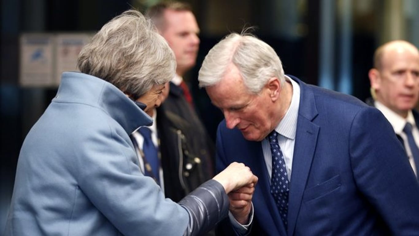 Küss die Hand: EU-Chefunterhändler Michel Barnierbegrüßt Theresa May in Straßburg.