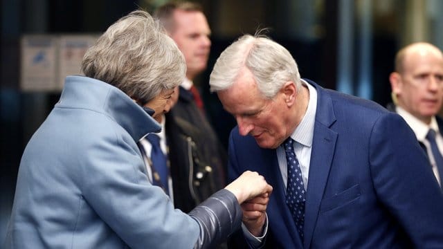 Küss die Hand: EU-Chefunterhändler Michel Barnierbegrüßt Theresa May in Straßburg. Küss die Hand: EU-Chefunterhändler Michel Barnierbegrüßt Theresa May in Straßburg.