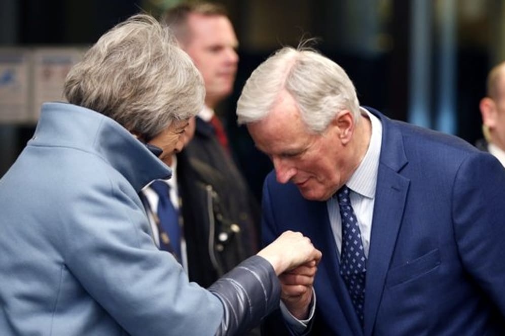 Küss die Hand: EU-Chefunterhändler Michel Barnierbegrüßt Theresa May in Straßburg.