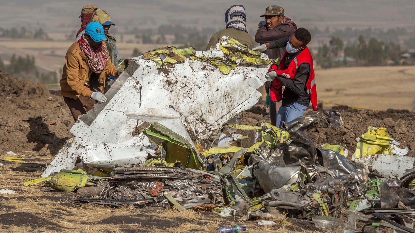 Rettungskräfte arbeiten an der Absturzstelle des Fluges 302 der Ethiopian Airlines in der Nähe von Bishoftu. Ethiopian Airlines hat alle seine Maschinen vom Typ Boeing 737 Max 8 zeitweilig aus dem Verkehr gezogen.