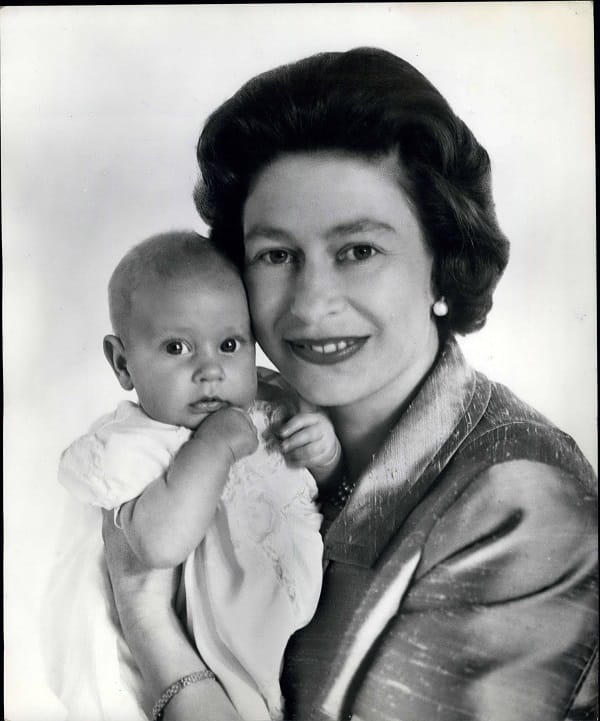 Die Queen und ihr jüngster Sohn (damals zwei Monate alt) im Juni 1964.
