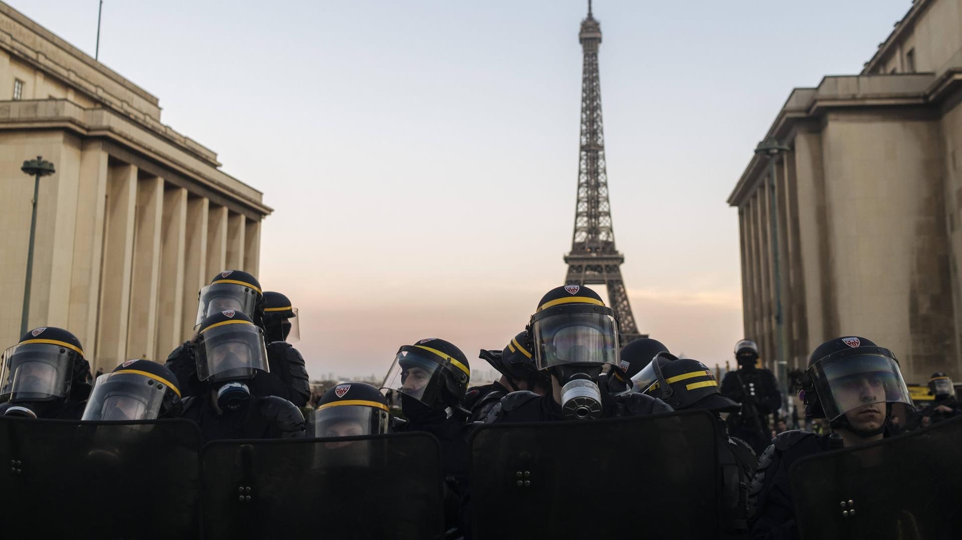 Polizisten bei "Gelbwesten"-Demonstrationen vor dem Eifelturm in Paris: Die "Gelbwesten" werfen der Polizei übermäßige Gewaltanwendung vor.