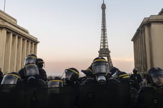 Polizisten bei "Gelbwesten"-Demonstrationen vor dem Eifelturm in Paris: Die "Gelbwesten" werfen der Polizei übermäßige Gewaltanwendung vor.