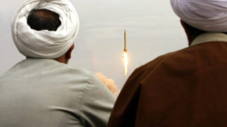 Start einer Langstreckenrakete vom Typ "Shahab 3" im Iran 2006: Das Regime arbeitet laut Geheimdiensten weiter an kernwaffenfähigen Trägersystemen – und versucht, Technologie und Material dafür in Deutschland zu besorgen.