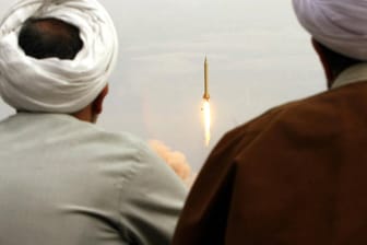 Start einer Langstreckenrakete vom Typ "Shahab 3" im Iran 2006: Das Regime arbeitet laut Geheimdiensten weiter an kernwaffenfähigen Trägersystemen – und versucht, Technologie und Material dafür in Deutschland zu besorgen.