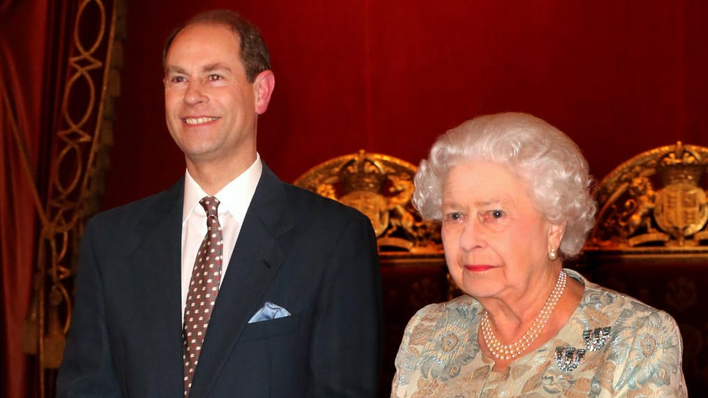 Prinz Edward und Queen Elizabeth: Der Sohn bekam von seiner Mutter einen neuen Titel.