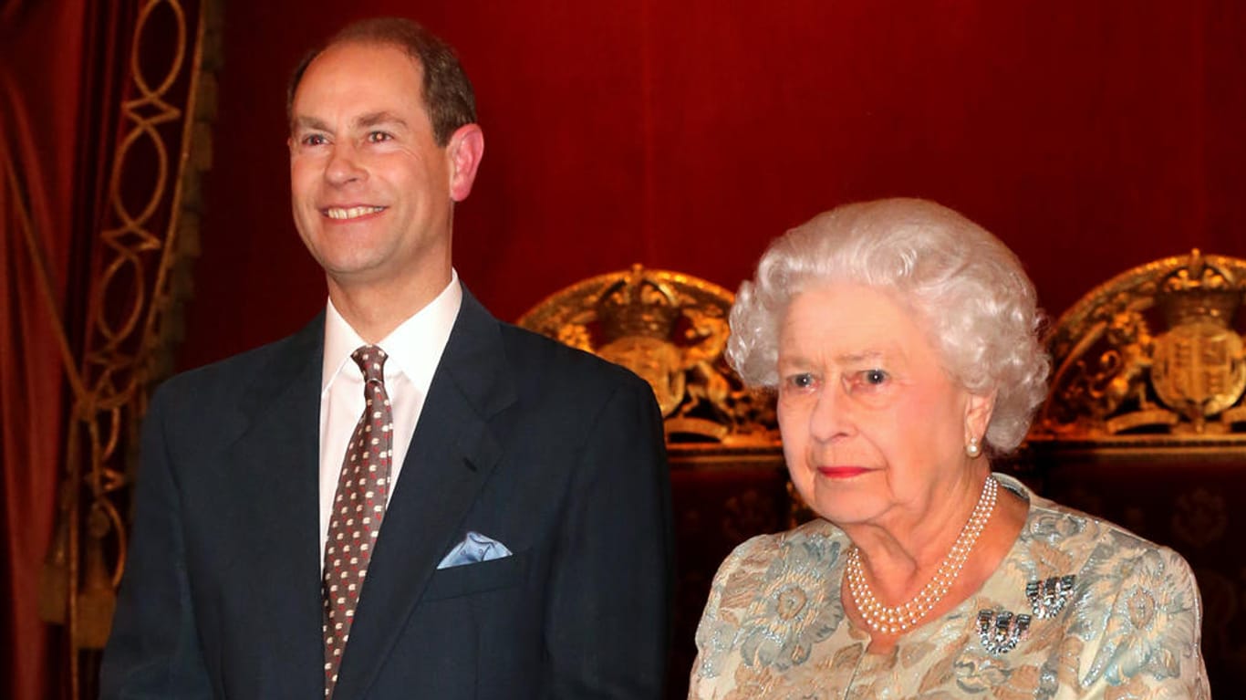 Prinz Edward und Queen Elizabeth: Der Sohn bekam von seiner Mutter einen neuen Titel.