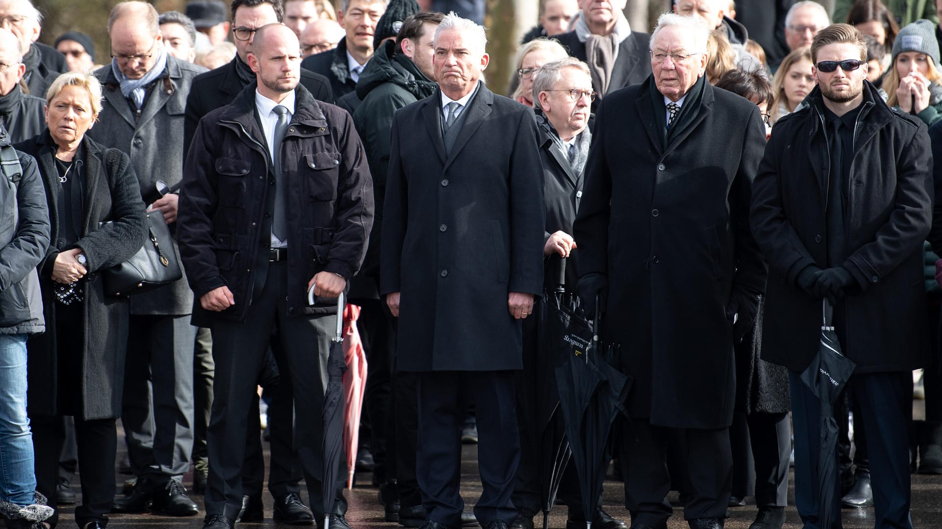 Susanne Eisenmann (CDU, l.), Kultusministerin von Baden-Württemberg, Thomas Strobl (CDU, M.), Innenminister von Baden-Württemberg, und Udo Andriof (CDU, 2. v. r), ehemaliger Regierungspräsident des Regierungspräsidiums Stuttgart, während der Gedenkfeier des Amoklaufs.