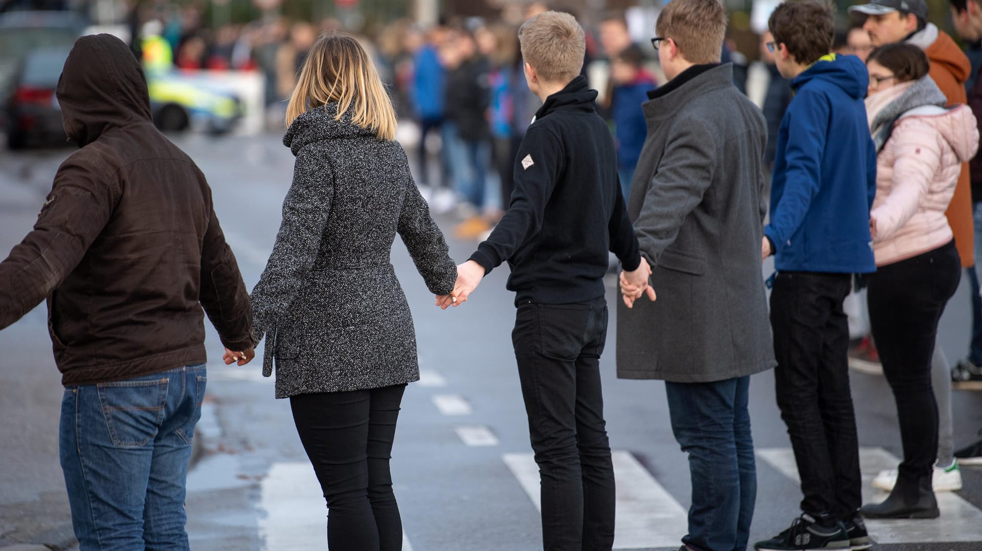 Winnenden: Schülerinnen und Schüler stehen während der Gedenkfeier zum 10. Jahrestag des Amoklaufs von Winnenden in einer Menschenkette. Ein ehemaliger Schüler hatte am 11. März 2009 in der Albertville-Realschule sowie auf der anschließenden Flucht 15 Menschen erschossen.