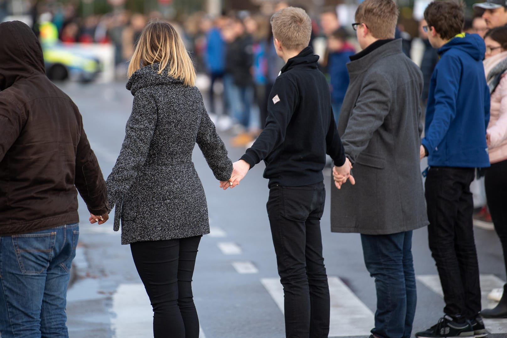 Winnenden: Schülerinnen und Schüler stehen während der Gedenkfeier zum 10. Jahrestag des Amoklaufs von Winnenden in einer Menschenkette. Ein ehemaliger Schüler hatte am 11. März 2009 in der Albertville-Realschule sowie auf der anschließenden Flucht 15 Menschen erschossen.