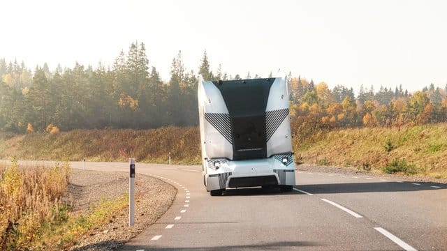 Ein ferngesteuerter Lastwagen der Firma Einride ist auf dem Testgelände AstaZero bei Göteborg unterwegs.