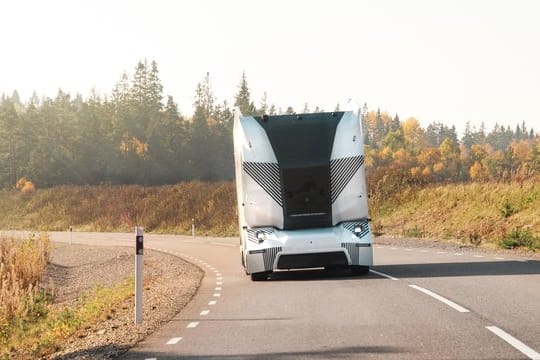 Ein ferngesteuerter Lastwagen der Firma Einride ist auf dem Testgelände AstaZero bei Göteborg unterwegs.