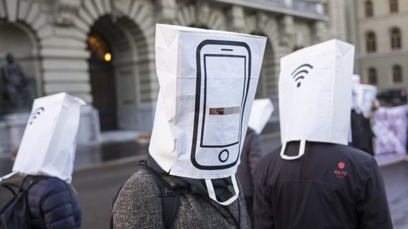 Aktivisten demonstrieren während der Nationalratssitzung Anfang März in Bern und warnen vor dem Ausbau des Mobilfunknetzes auf den 5G-Standard.