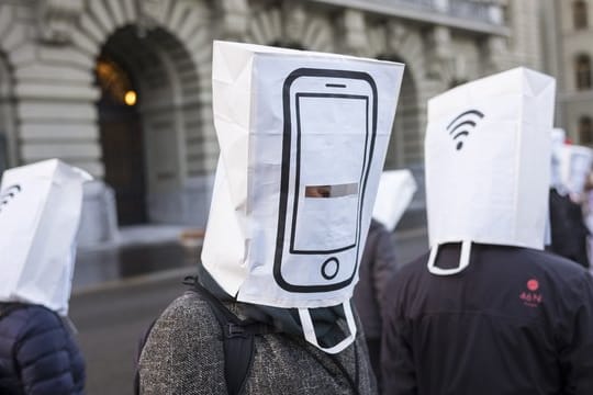 Aktivisten demonstrieren während der Nationalratssitzung Anfang März in Bern und warnen vor dem Ausbau des Mobilfunknetzes auf den 5G-Standard.