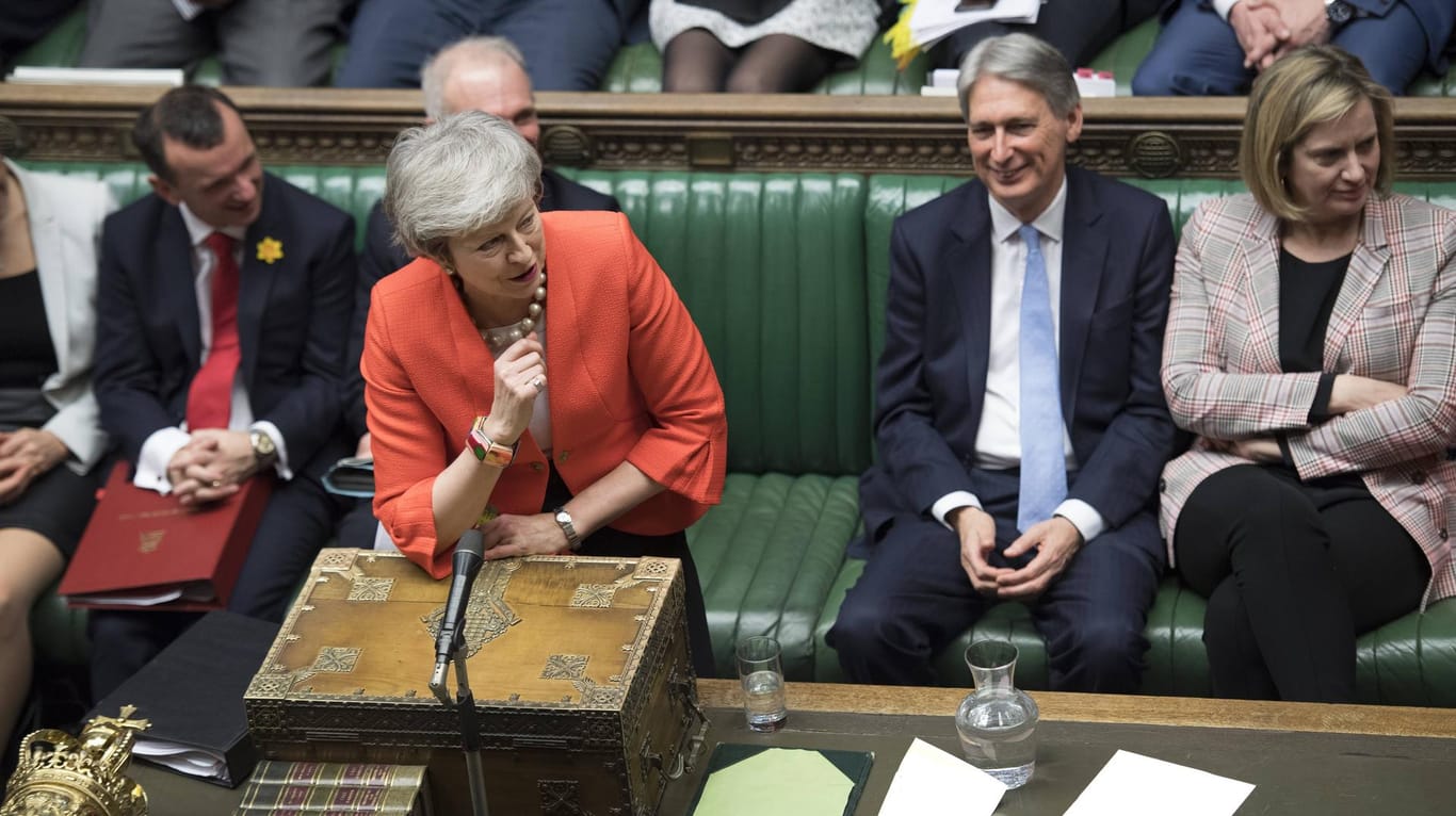 Die britische Premierministerin Theresa May im Parlament: Eine Mehrheit für ihren Vertrag mit der EU kann sie nur über zwei Wege zustande bringen: Entweder sie erreicht doch noch Zugeständnisse von der EU und bringt so die Brexit-Hardliner in ihrer eigenen konservativen Partei hinter sich.