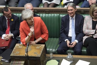 Die britische Premierministerin Theresa May im Parlament: Eine Mehrheit für ihren Vertrag mit der EU kann sie nur über zwei Wege zustande bringen: Entweder sie erreicht doch noch Zugeständnisse von der EU und bringt so die Brexit-Hardliner in ihrer eigenen konservativen Partei hinter sich.