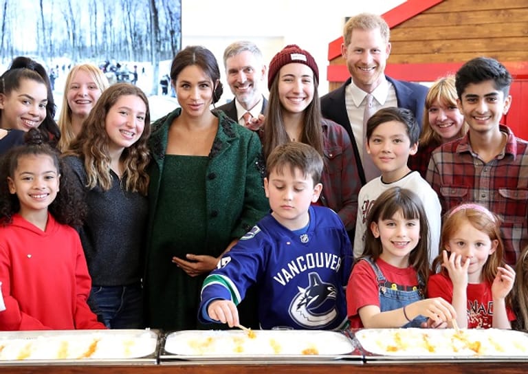 Einmal fürs Foto posieren: Meghan und Harry mit den jungen Kanadierinnen und Kanadiern und dem "Maple Taffy" im Vordergrund.