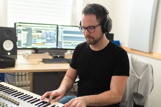 Christophe Kalkau, Komponist des Spieleentwicklers Handygames, untermalt Videospiele mit Musik.