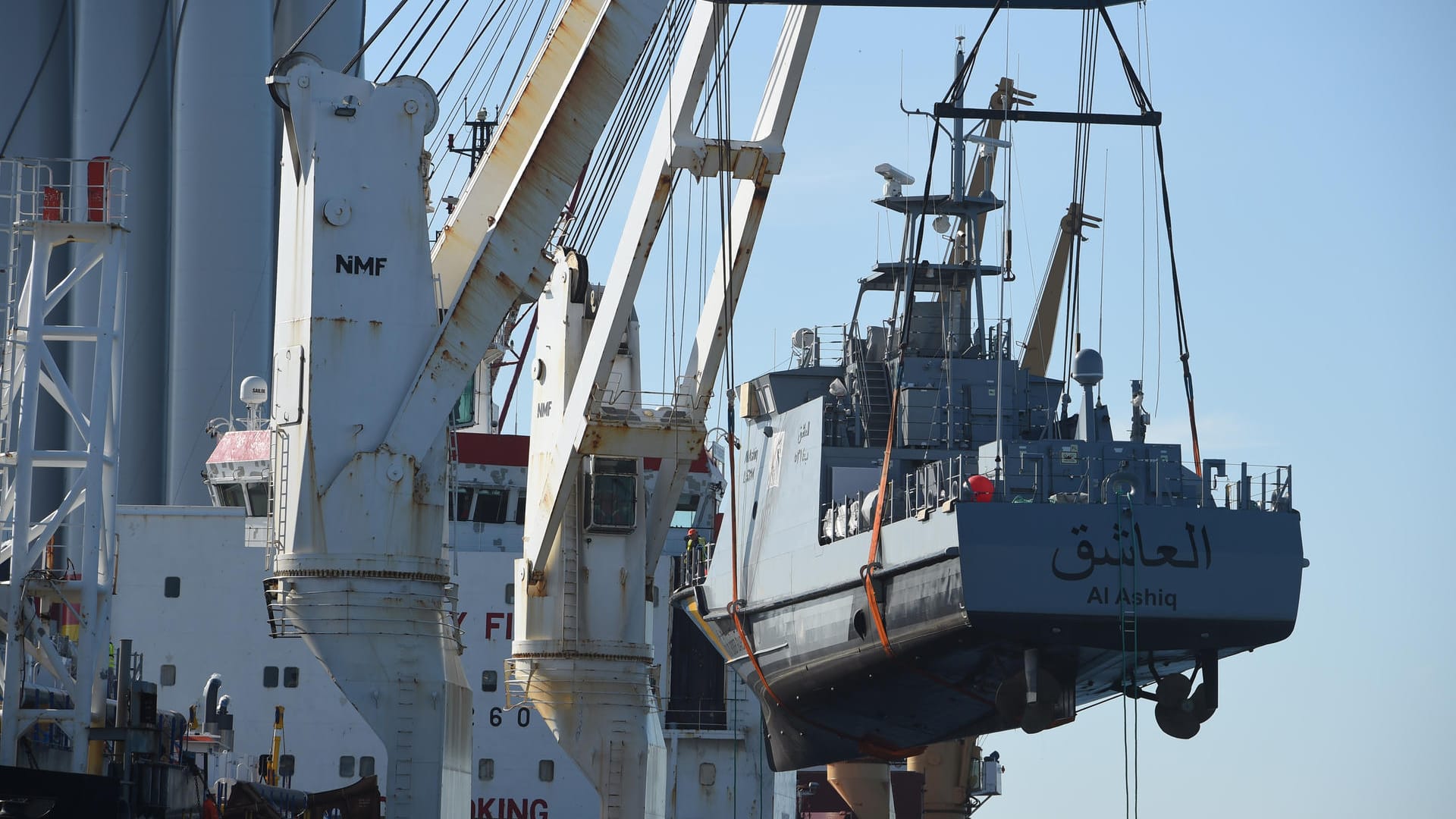 Ein Küstenschutzboot für Saudi-Arabien wird auf ein Transportschiff verladen: Die SPD fordert einen endgültigen Exportstopp für Rüstungsgüter nach Saudi-Arabien.