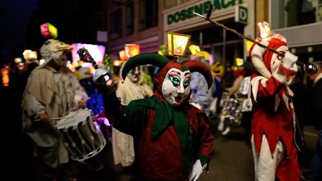 Mit Musik ziehen Narren beim "Morgestraich" durch Basels Straßen.