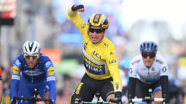 Dylan Groenewegen (M) feiert seinen zweiten Etappensieg bei Paris-Nizza 2019.