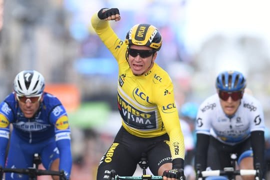 Dylan Groenewegen (M) feiert seinen zweiten Etappensieg bei Paris-Nizza 2019.