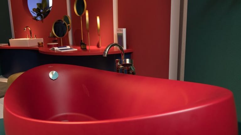 Auch knallige Farben kommen ins Spiel, wie zum Beispiel diese rote Badewanne von Villeroy & Boch.