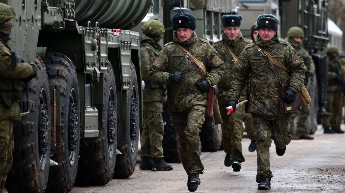 Russische Soldaten auf der Krim: Russland verRussische Soldaten auf der Krim: Russland verstärkt zum Jahrestag der Annexion die Präsenz.stärkt zum Jahrestag der Annexion seine Präsenz.