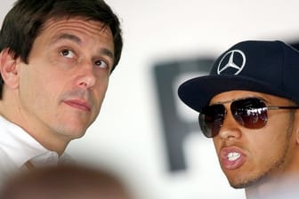 Mercedes-Motorsportchef Torger Christian "Toto" Wolff (l) und sein Silberpfeil-Starpilot: Lewis Hamilton.