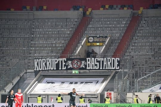 Um gegen die Montagsspiele zu demonstrieren, bleibt die Frankfurter Fantribüne eine Halbzeit leer.