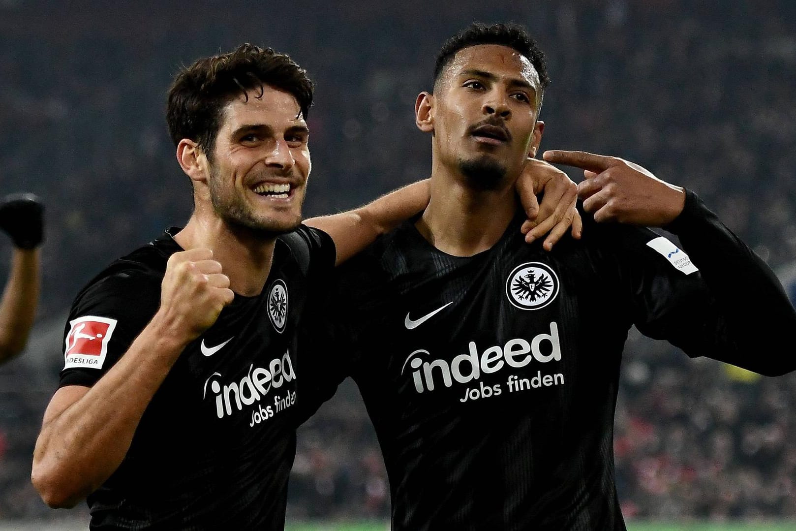 Goncalo Paciencia (l.) schoss das erste Tor für Frankfurt, Sebastian Haller (r.) legte doppelt nach.