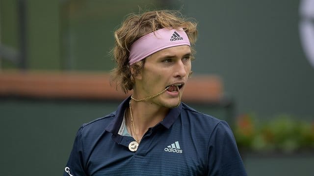 Frust: Alexander Zverev knabbert nach einem Punktverlust gegen Jan-Lennard Struff an seiner Kette.