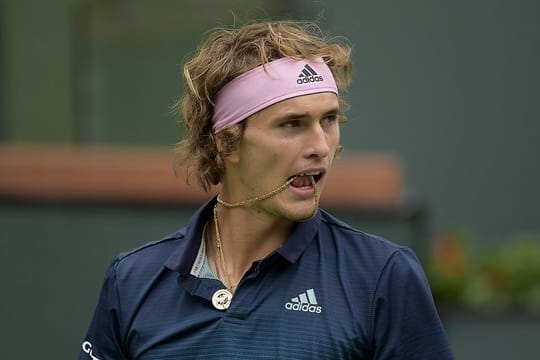 Frust: Alexander Zverev knabbert nach einem Punktverlust gegen Jan-Lennard Struff an seiner Kette.