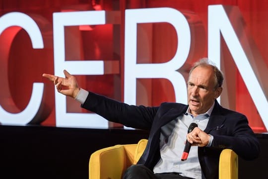 Der Erfinder des World Wide Web, Tim Berners-Lee, hält eine Rede während einer Veranstaltung anlässlich von 30 Jahren World Wide Web am CERN.