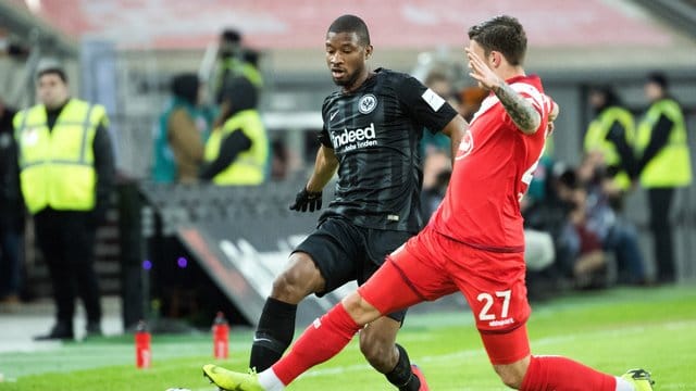 Düsseldorfs Dawid Kownacki (r) im Duell um den Ball mit Almany Toure von Eintracht Frankfurt. Düsseldorfs Dawid Kownacki (r) im Duell um den Ball mit Almany Toure von Eintracht Frankfurt.
